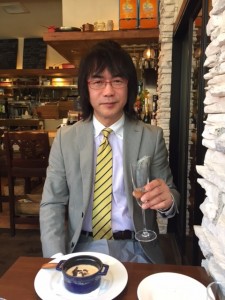銀座書斎近くのフランス料理店でくつろぐ生井利幸(2018年2月撮影)。