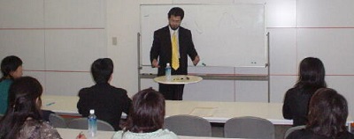 Toshiyuki namai lecturing on the constitutional theories and cases regarding the Constitution of Japan in English.