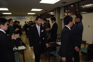 生井利幸は、数多くの企業・諸団体に招聘され、講演を行っています。写真は、講演を終了後、退場する生井利幸。